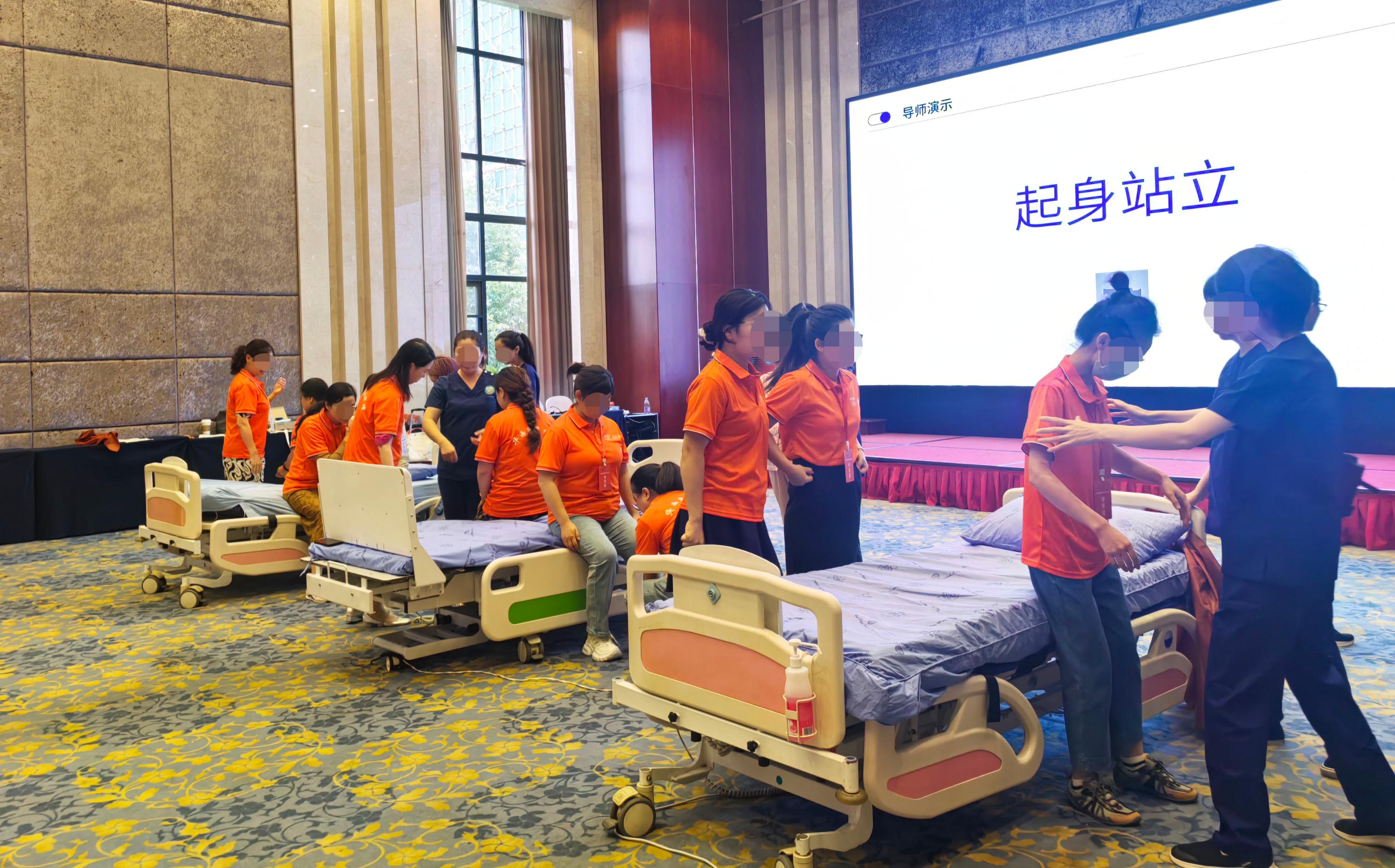 展会回顾 | 2025中国康复医学会“一带一路”西部康复论坛 人来康复电动病床被予以高度评价